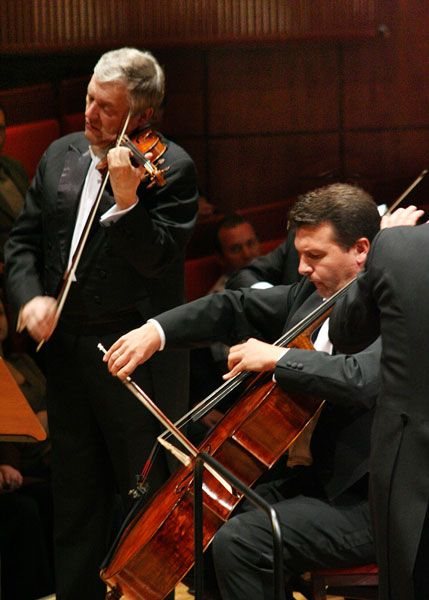Konstanty A. Kulka, Tomasz Strahl, Jerzy Swoboda i Krzysztof Jabłoński z orkiestrą Filharmonii Dolnośląskiej podczas wykonania koncertu potrójnego Beethovena.