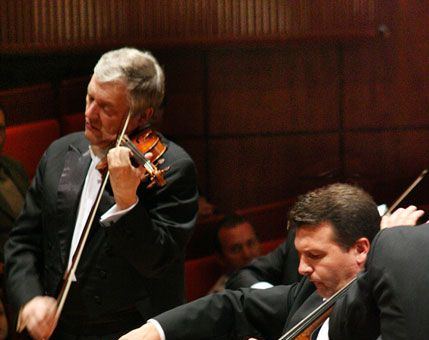 Konstanty A. Kulka, Tomasz Strahl, Jerzy Swoboda i Krzysztof Jabłoński z orkiestrą Filharmonii Dolnośląskiej podczas wykonania koncertu potrójnego Beethovena.