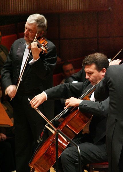 Konstanty A. Kulka, Tomasz Strahl, Jerzy Swoboda i Krzysztof Jabłoński z orkiestrą Filharmonii Dolnośląskiej podczas wykonania koncertu potrójnego Beethovena.