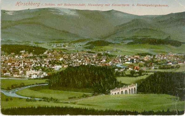 Most kolejowy nad Bobrem i panorama miasta. Fotografia powstała przed 1911 rokiem. Nie ma jeszcze wieży widokowej.