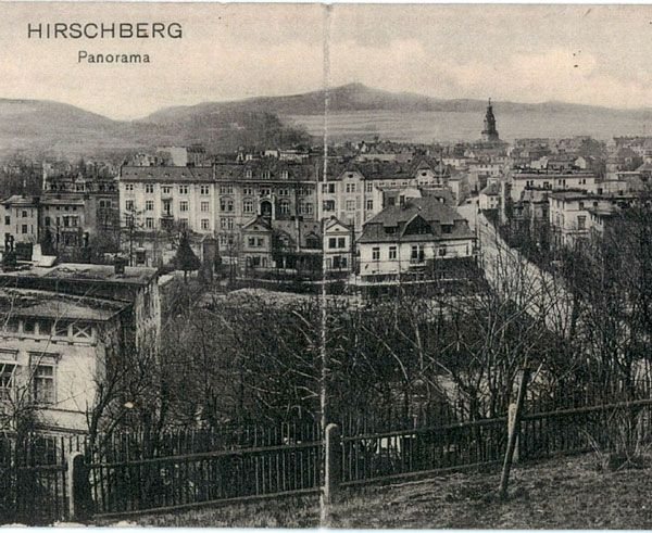 Widok miasta, a w tle – Góry Kaczawskie.
