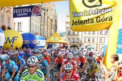 Kolarze Tour de Pologne podczas honorowego startu z placu Ratuszowego.