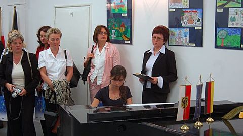 Wernisaż wystawy ubarwiła muzycznie Joanna Baszak. Po prawej – Bogusława Bogucka.
