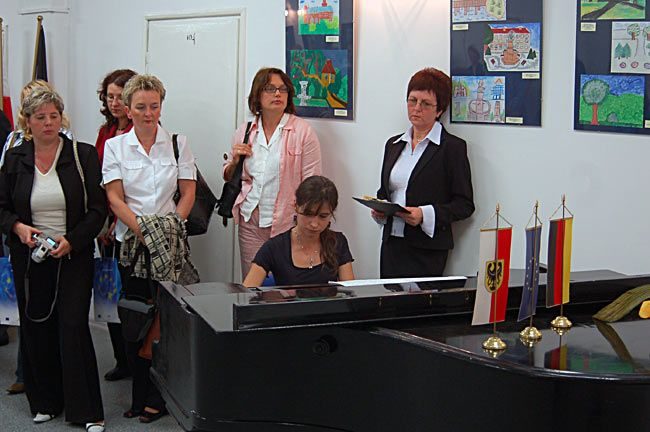Wernisaż wystawy ubarwiła muzycznie Joanna Baszak. Po prawej – Bogusława Bogucka.
