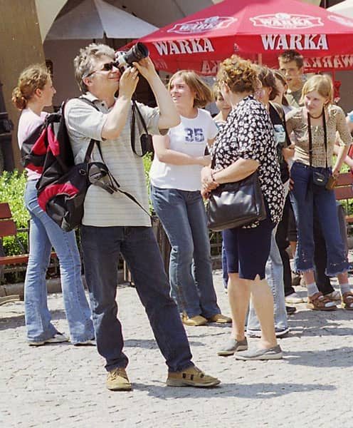 Turysta fotografuje ratusz podczas odtwarzania hejnału.