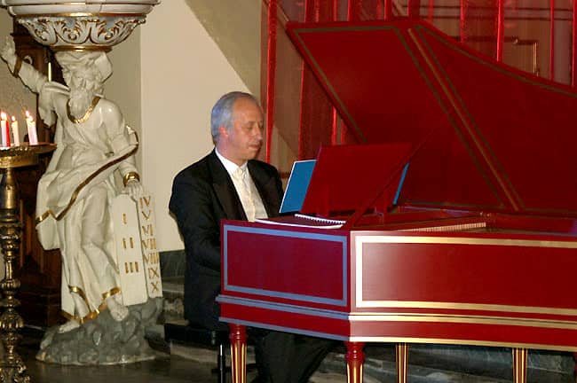 Władysław Kłosiewicz gra we wnętrzu sobieszowskiej świątyni.