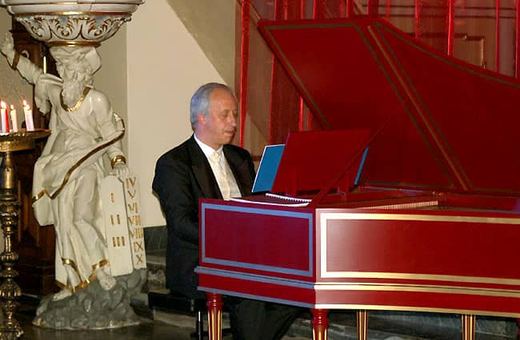 Władysław Kłosiewicz gra we wnętrzu sobieszowskiej świątyni.