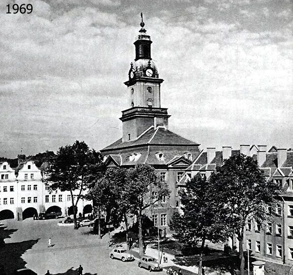 Plac Ratuszowy w 1969 roku. Na szczycie wieży już polski orzeł, ale jeszcze bez korony.