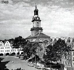 Plac Ratuszowy w 1969 roku. Na szczycie wieży już polski orzeł, ale jeszcze bez korony.