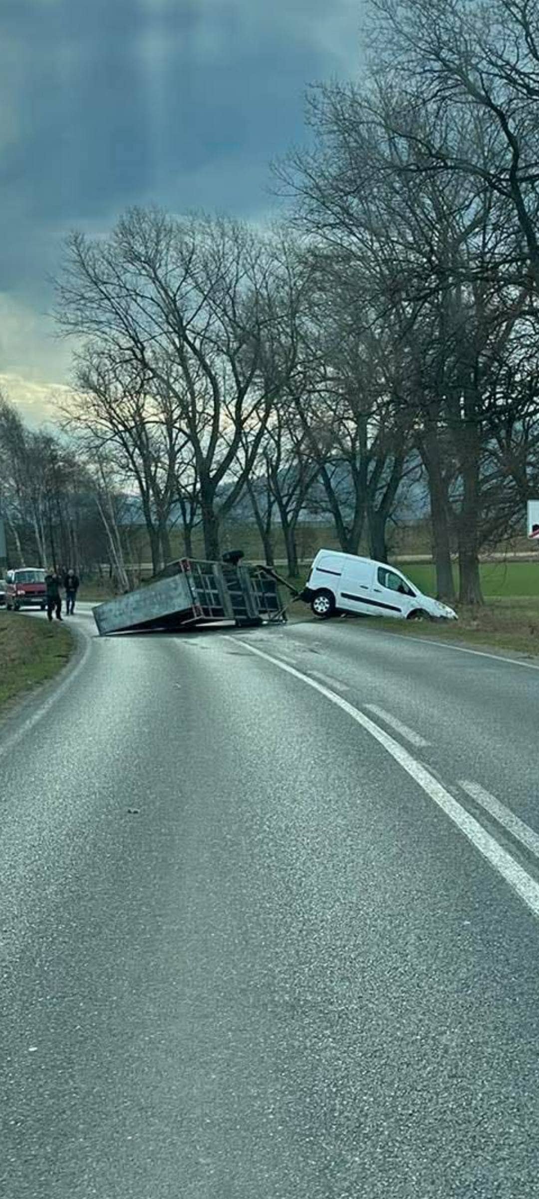 Wiatr przewrócił baner w Podgórzynie