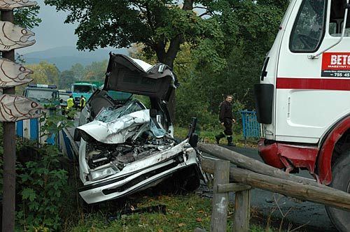 Przód osobowego auta został niemal doszczętnie