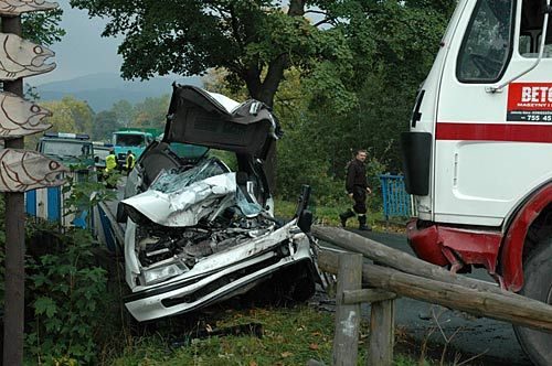Przód osobowego auta został niemal doszczętnie