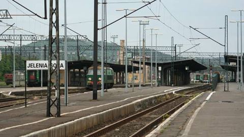 Z jeleniogórskiego dworca odjeżdża coraz mniej pociągów.