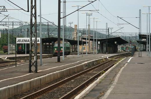 Z jeleniogórskiego dworca odjeżdża coraz mniej pociągów.