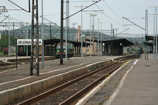 Z jeleniogórskiego dworca odjeżdża coraz mniej pociągów.