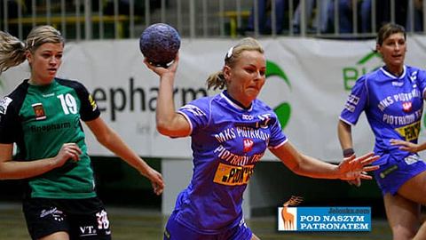 Agata Wypych atakuje jelenigórską bramkę.