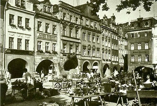 Jeden z kiermaszy w Rynku w latach 30-tych ubiegłego wieku. Widać kamienicę z salonem meblowym Adolfa Boehme.