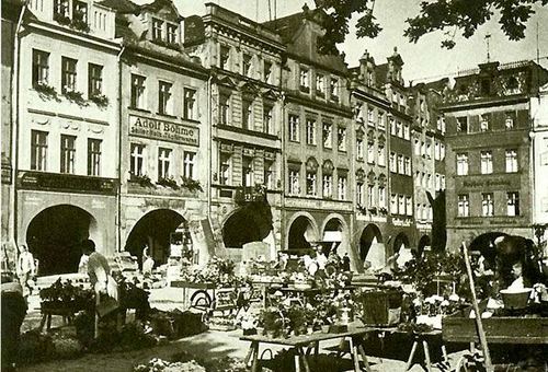 Jeden z kiermaszy w Rynku w latach 30-tych ubiegłego wieku. Widać kamienicę z salonem meblowym Adolfa Boehme.