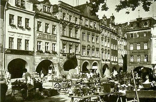 Jeden z kiermaszy w Rynku w latach 30-tych ubiegłego wieku. Widać kamienicę z salonem meblowym Adolfa Boehme.
