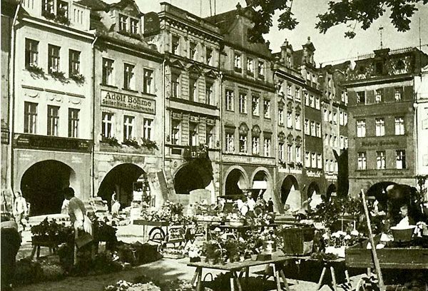 Jeden z kiermaszy w Rynku w latach 30-tych ubiegłego wieku. Widać kamienicę z salonem meblowym Adolfa Boehme.