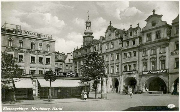 Bazar Centralny w nieistniejących już dziś przybudówkach do przybudówki ratuszowej (przebudowanej w latach 60-tych ubiegłego wieku).
