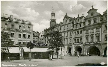 Bazar Centralny w nieistniejących już dziś przybudówkach do przybudówki ratuszowej (przebudowanej w latach 60-tych ubiegłego wieku).
