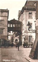 Ciekawe ujęcie z widokiem na Langstrasse (ulica Długa). Zdjęcie wykonano po 1910 roku, kiedy ratusz połączono z przybudówką przejściem w kształcie łuku.