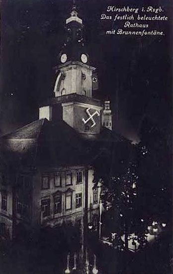 Iluminacja ratusza. Być może z okazji święta Hirschbergu. Ale swastyki jeszcze nie mają związku z Hitlerem. Zdjęcie powstało w latach 20-tych.