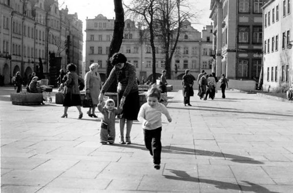 Spojrzenie na plac Ratuszowy w roku 1980 w obiektywie Kazimierza Piotrowskiego.