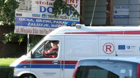 Ambulans często wzywany jest do osób pijanych. Wówczas ci, którzy mają poważniejsze dolegliwości, muszą czekać.
