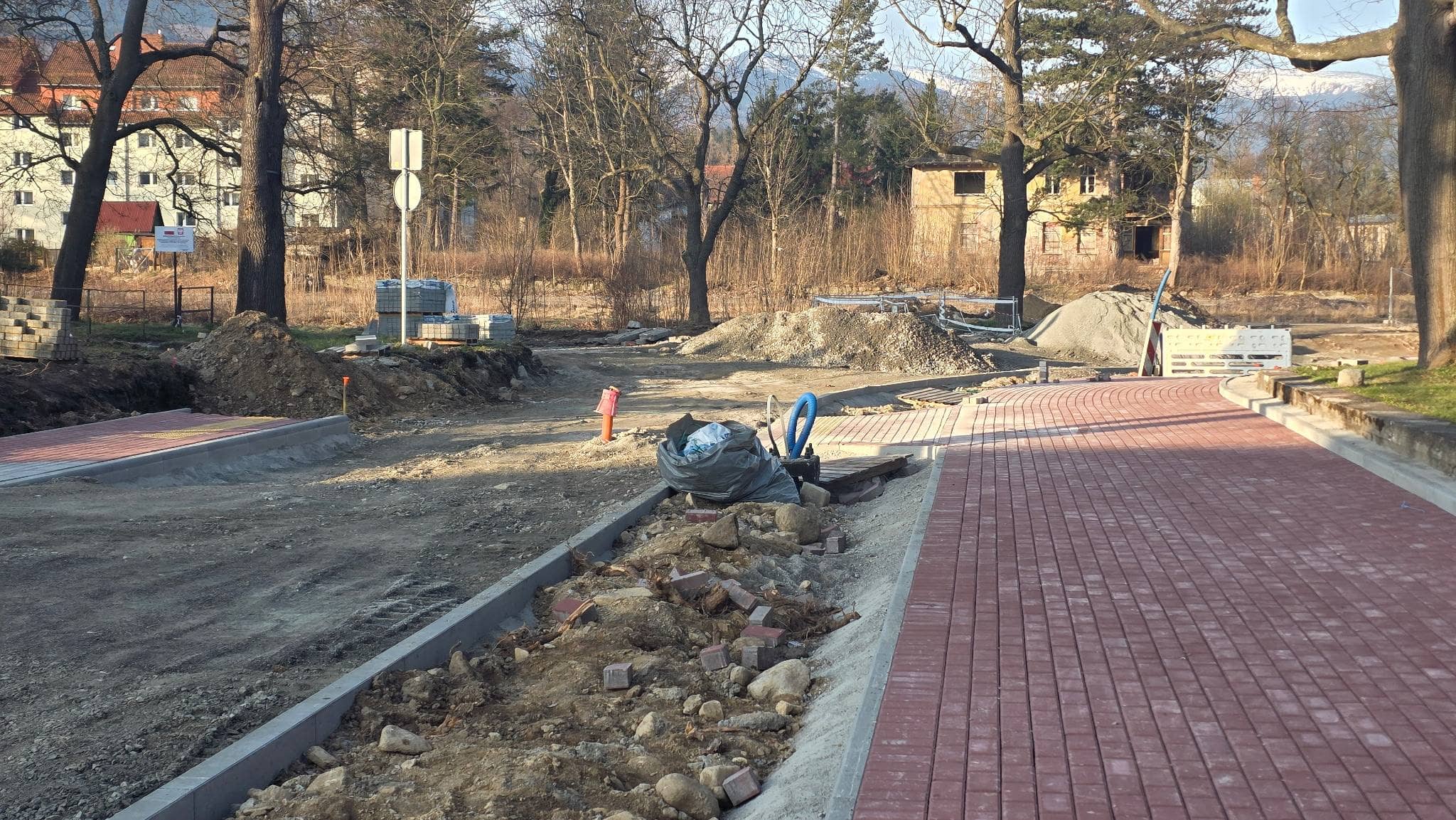 Rusza układanie chodników na Dworcowej