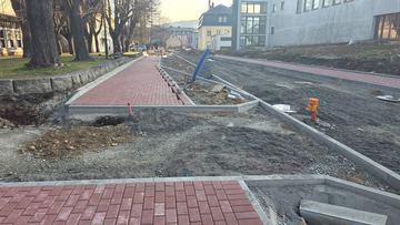 Rusza układanie chodników na Dworcowej