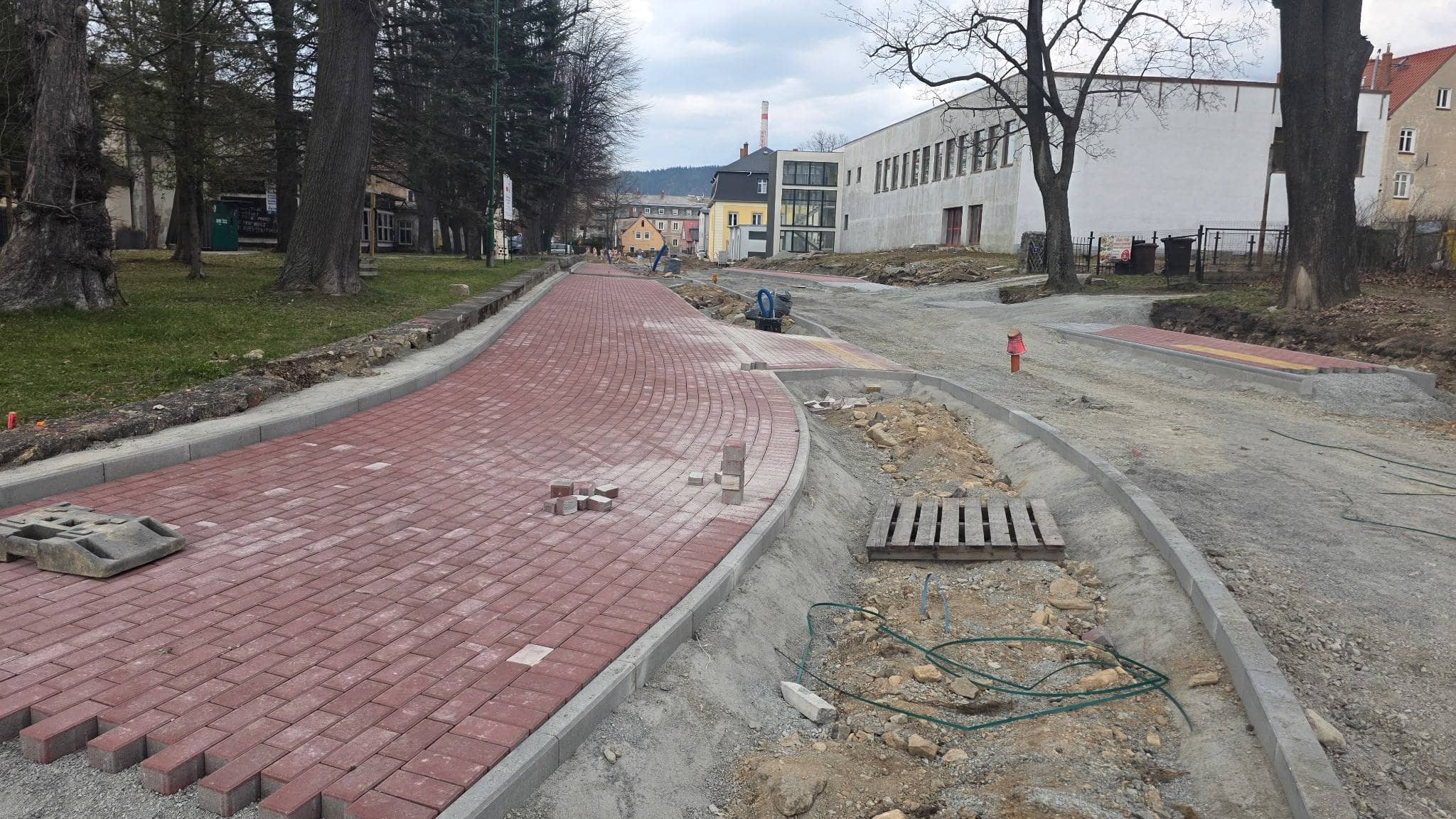 Rusza układanie chodników na Dworcowej