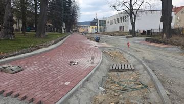 Rusza układanie chodników na Dworcowej