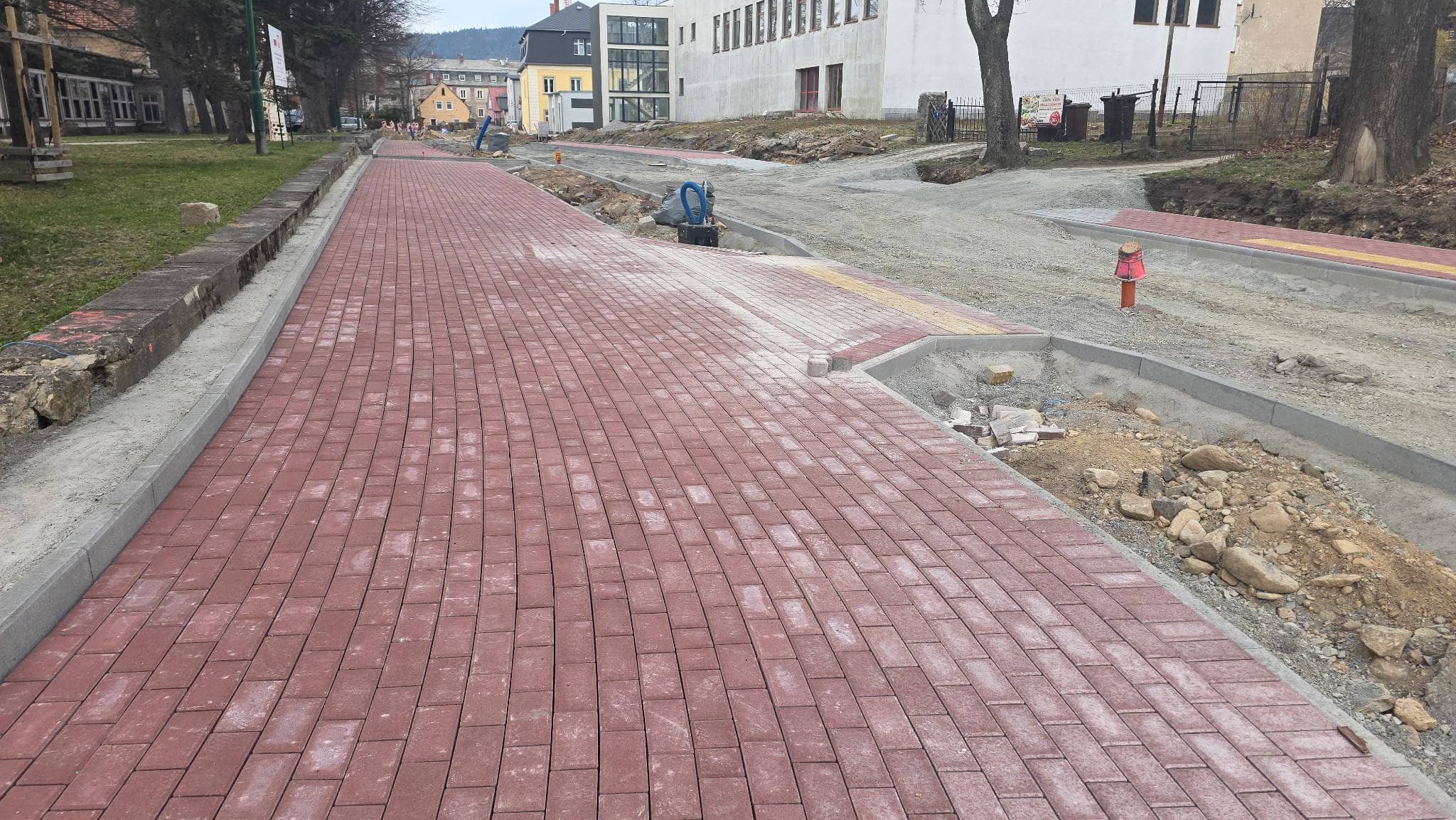 Rusza układanie chodników na Dworcowej