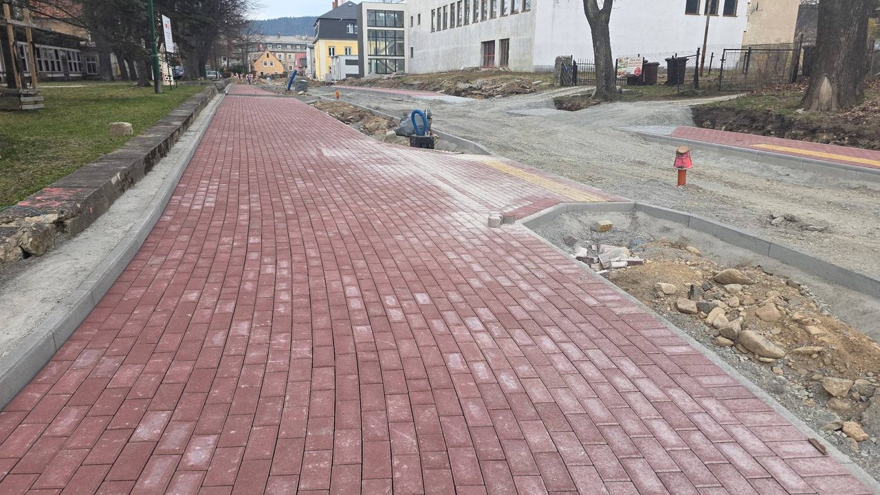 Rusza układanie chodników na Dworcowej
