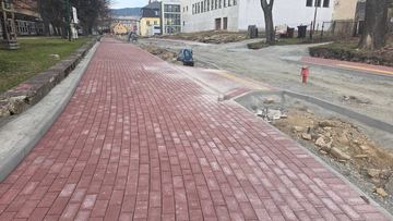 Rusza układanie chodników na Dworcowej