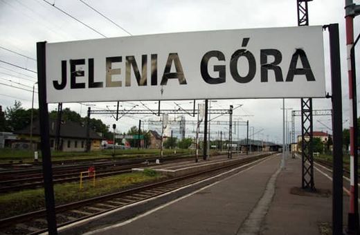 Przynajmniej przez dwa miesiące na jeleniogórskim dworcu będzie więcej ruchu.