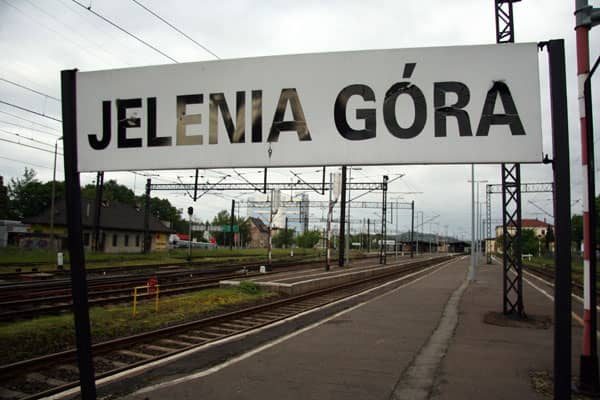 Przynajmniej przez dwa miesiące na jeleniogórskim dworcu będzie więcej ruchu.