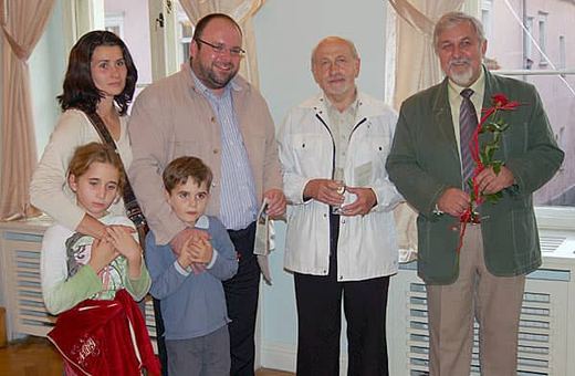 Janusz Pytel (pierwszy z prawej)podczas jaworskiego wernisażu.