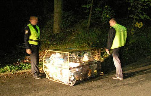 Strażnicy podczas nocnego patrolu.