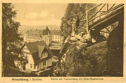 Widok gmachu Oberrealschule (I LO im. Żeromskiego) z Fischerbergu (Wzgórza Partyzantów).