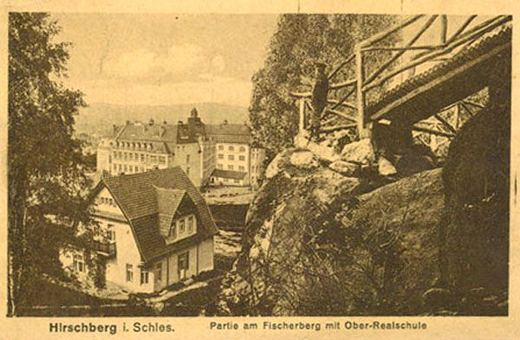 Widok gmachu Oberrealschule (I LO im. Żeromskiego) z Fischerbergu (Wzgórza Partyzantów).