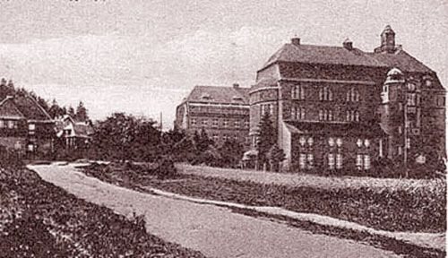 Budynek od strony ulicy Uroczej.
