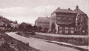 Budynek od strony ulicy Uroczej.