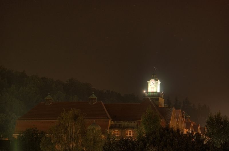 „Żerom” w wieczornej scenerii na współczesnej fotografii.