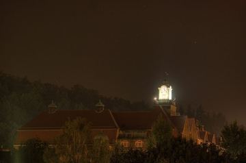 „Żerom” w wieczornej scenerii na współczesnej fotografii.