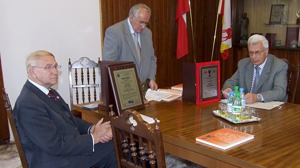 Prezydent Kusiak (środku) i dwaj zastępcy: Józef Sarzyński i Andrzej Bira podczas poniedziałkowej konferencji.