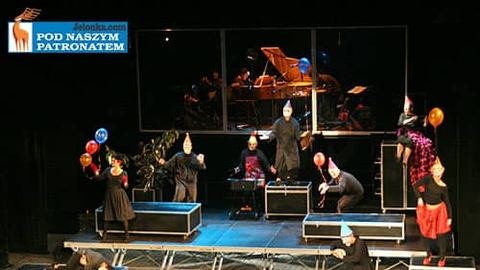 Fani teatru nie narzekają na brak wrażeń.