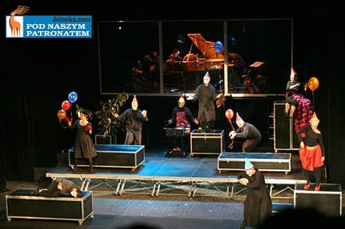 Fani teatru nie narzekają na brak wrażeń.
